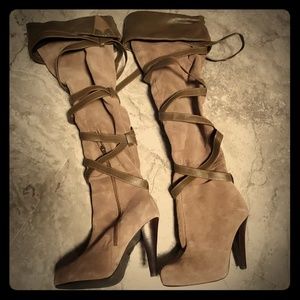 Over the knee strappy boot sz.6